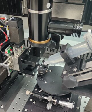 Close view of optical manipulators aligned to a photonic integrated circuit under the microscope